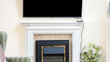 Nhà (Seaview 2-Bed with Private Parking, P) | Phòng khách