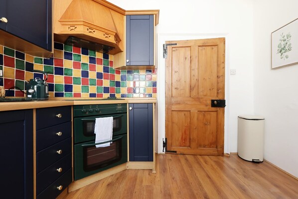 Apartment (Spacious 3BR Flat in Cowbridge Centre) | Private kitchen - Spacious 3BR Flat in Cowbridge Centre (Cowbridge)