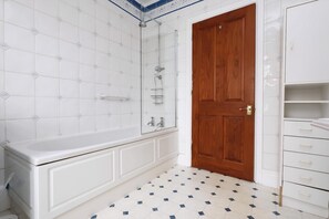 شقة (Spacious 3BR Flat in Cowbridge Centre) | حمام