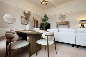 Apartment (Spacious 3BR Flat in Cowbridge Centre) | Dining