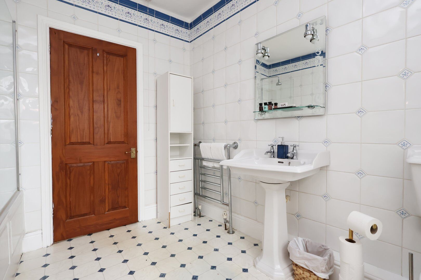 Apartment (Spacious 3BR Flat in Cowbridge Centre) | Bathroom