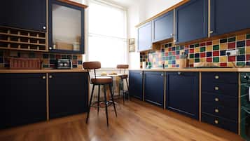 Apartment (Spacious 3BR Flat in Cowbridge Centre) | Private kitchen | Cookware/dishes/utensils