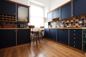 Apartment (Spacious 3BR Flat in Cowbridge Centre) | Private kitchen | Cookware/dishes/utensils - Spacious 3BR Flat in Cowbridge Centre (Cowbridge)