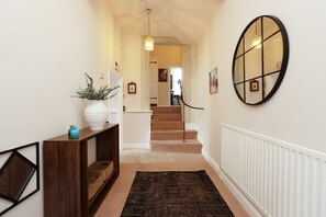 Exterior - Spacious 3BR Flat in Cowbridge Centre (Cowbridge)