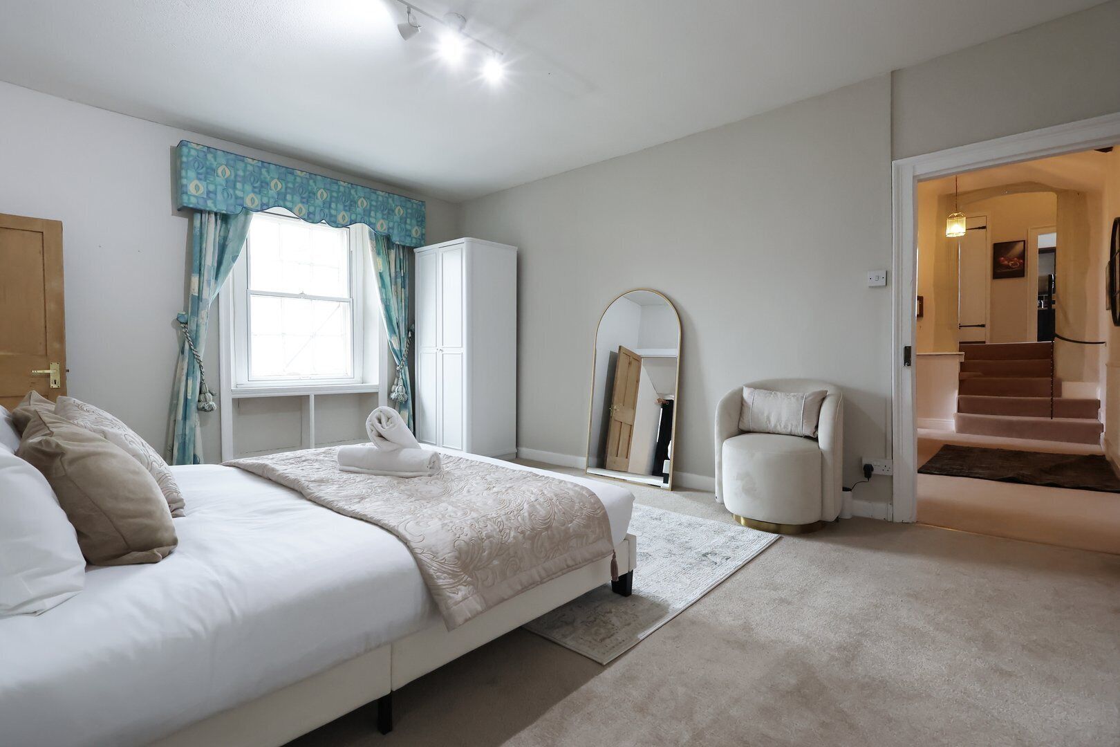 Căn hộ (Spacious 3BR Flat in Cowbridge Centre) | 3 phòng ngủ, truy cập Internet không dây miễn phí 