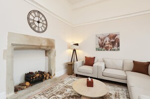 Apartment (Spacious 3BR Flat in Cowbridge Centre) | Living room