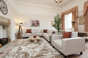 Apartamento (Spacious 3BR Flat in Cowbridge Centre) | Sala de estar | Una televisión