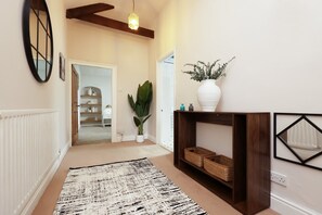 شقة (Spacious 3BR Flat in Cowbridge Centre) | غرفة المعيشة | تلفزيون