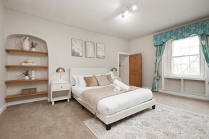 Apartment (Spacious 3BR Flat in Cowbridge Centre)