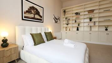 Apartment (Spacious 3BR Flat in Cowbridge Centre) | 3 bedrooms, free WiFi