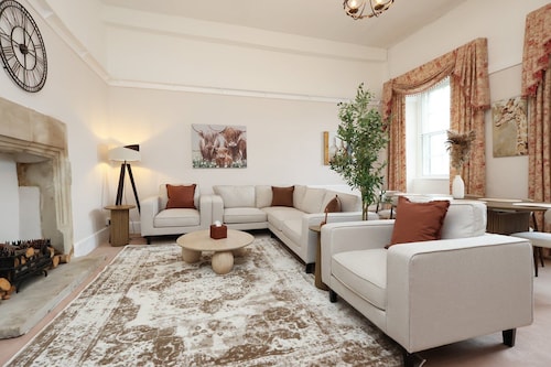 Spacious 3BR Flat in Cowbridge Centre