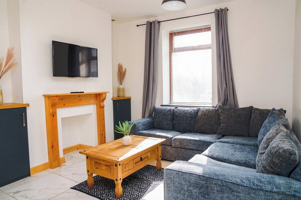 Hus (Spacious & Comfortable 2-bedroom home) | Oppholdsrom | Flatskjerm-TV
