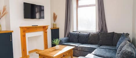 Casa (Spacious & Comfortable 2-bedroom home) | Sala de estar | Una televisión de pantalla plana