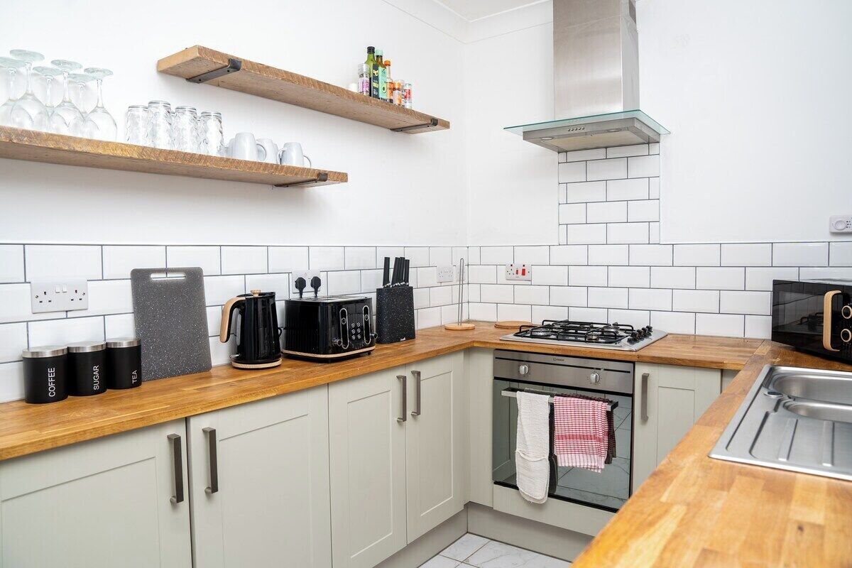 House (Spacious & Comfortable 2-bedroom home) | Private kitchen