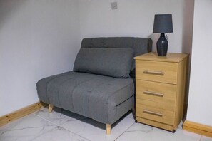House (Spacious & Comfortable 2-bedroom home) | Living room - Spacious & Comfortable 2-bedroom Home (Swansea)