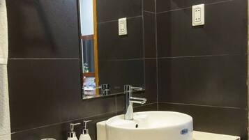 Single Room | Bathroom | Shower, hair dryer, soap, shampoo