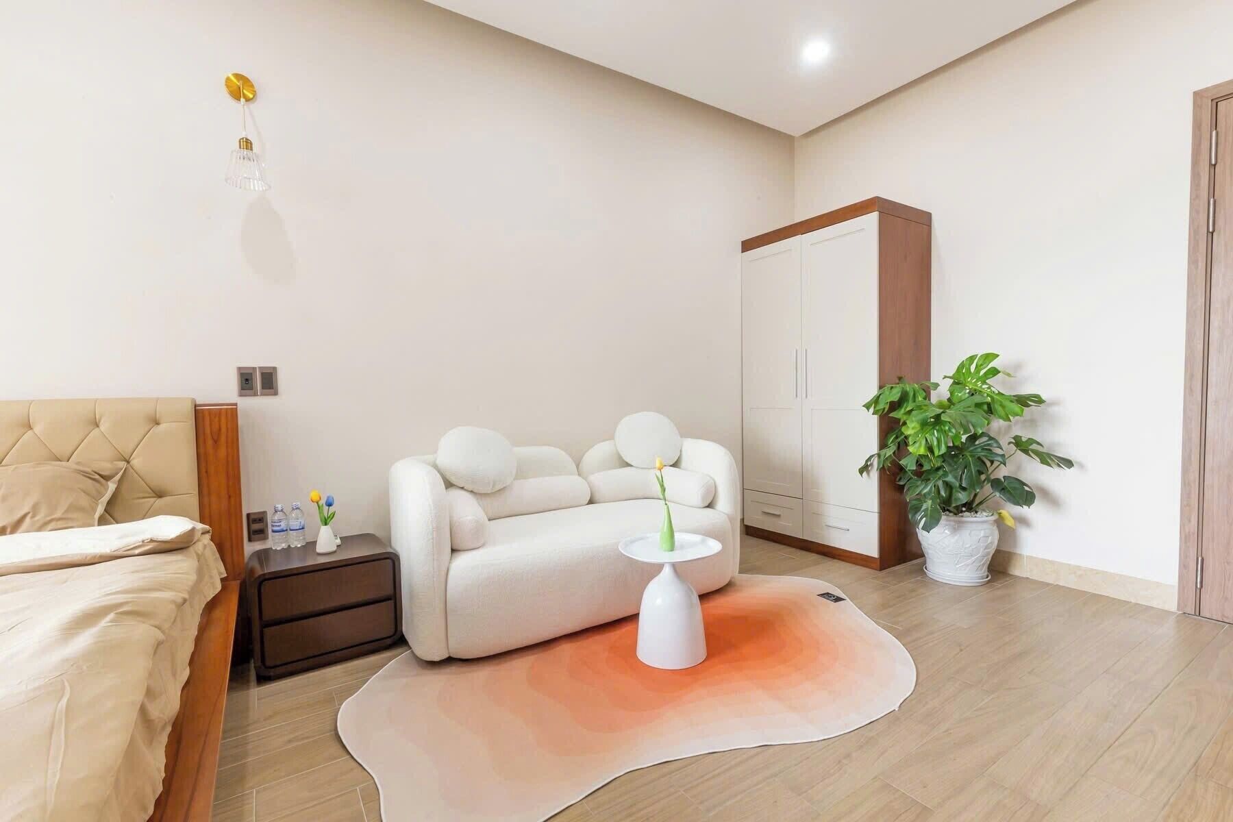 Deluxe Double Room, City View | Living area