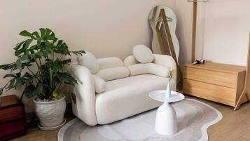 Deluxe Double Room, City View | Living area