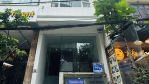 A tall building with a sign for 'Bear Homestay' at the top. - BEAR HOTEL & HOMESTAY 2 (Da Nang)