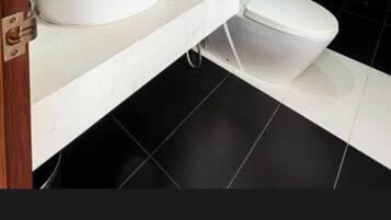 Dusch, hårtork, handdukar och tvål