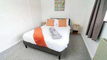 House (Comfortable 3-Bed, 2-Bath Basingstoke) | 3 bedrooms, free WiFi