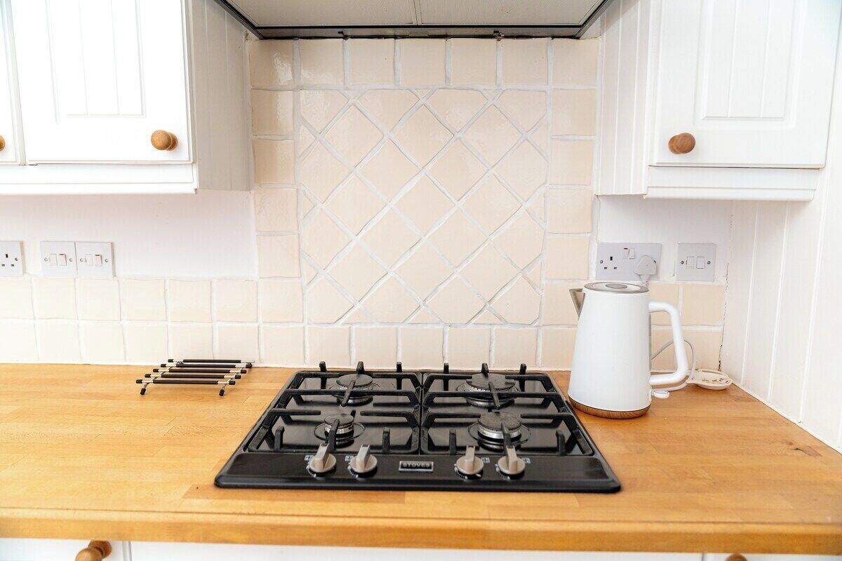 House (Comfortable 3-Bed, 2-Bath Basingstoke) | Private kitchen | Cookware/dishes/utensils