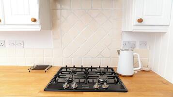 House (Comfortable 3-Bed, 2-Bath Basingstoke) | Private kitchen | Cookware/dishes/utensils