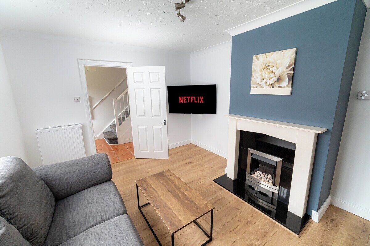 House (Comfortable 3-Bed, 2-Bath Basingstoke) | Living room