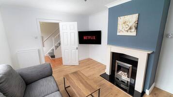 House (Comfortable 3-Bed, 2-Bath Basingstoke) | Living room | Flat-screen TV
