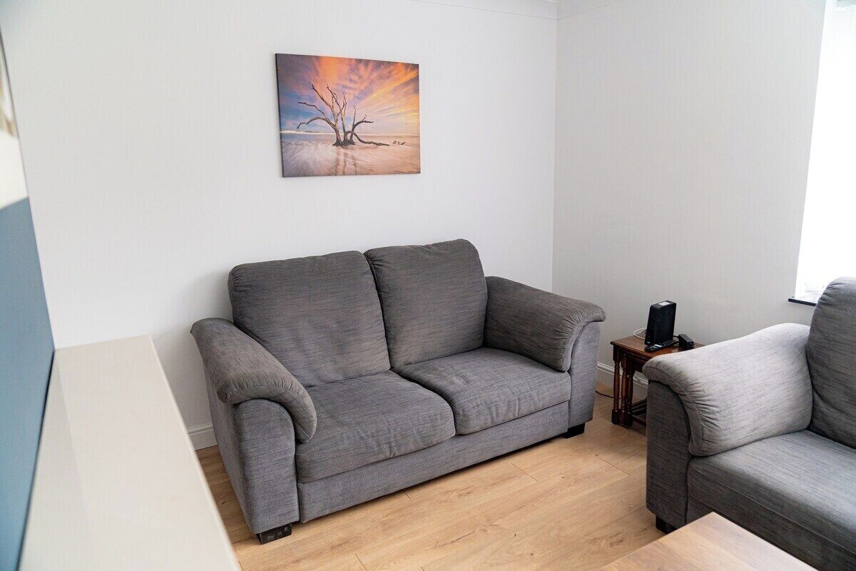 House (Comfortable 3-Bed, 2-Bath Basingstoke) | Living room | Flat-screen TV