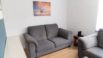 House (Comfortable 3-Bed, 2-Bath Basingstoke) | Living room | Flat-screen TV