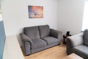 House (Comfortable 3-Bed, 2-Bath Basingstoke) | Living room - Comfortable 3-bed, 2-bath Basingstoke Stay (Basingstoke)