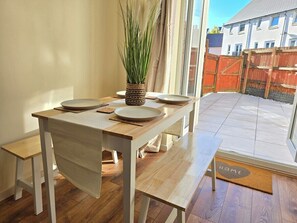 Exterior - Bright 4-bed Swansea Getaway With Parking (Swansea)