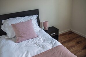 Exterior - Bright 4-bed Swansea Getaway With Parking (Swansea)