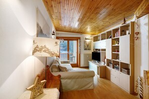 TV - Matteo's Apartment by Alpenwhite with Mountain View, Private Terrace & Wi-Fi (Teola)