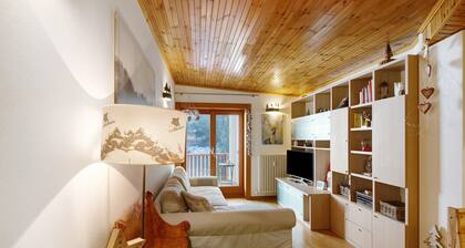 Matteo's Apartment by Alpenwhite with Mountain View, Private Terrace & Wi-Fi