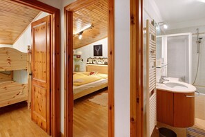 2 bedrooms, WiFi, bed sheets - Matteo's Apartment by Alpenwhite with Mountain View, Private Terrace & Wi-Fi (Teola)