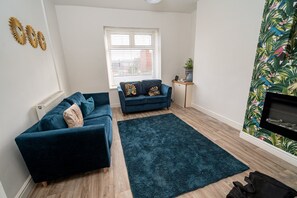 Casa (Cosy 3-Bed House – Walk to Swansea ) | Sala de estar | TV de tela plana