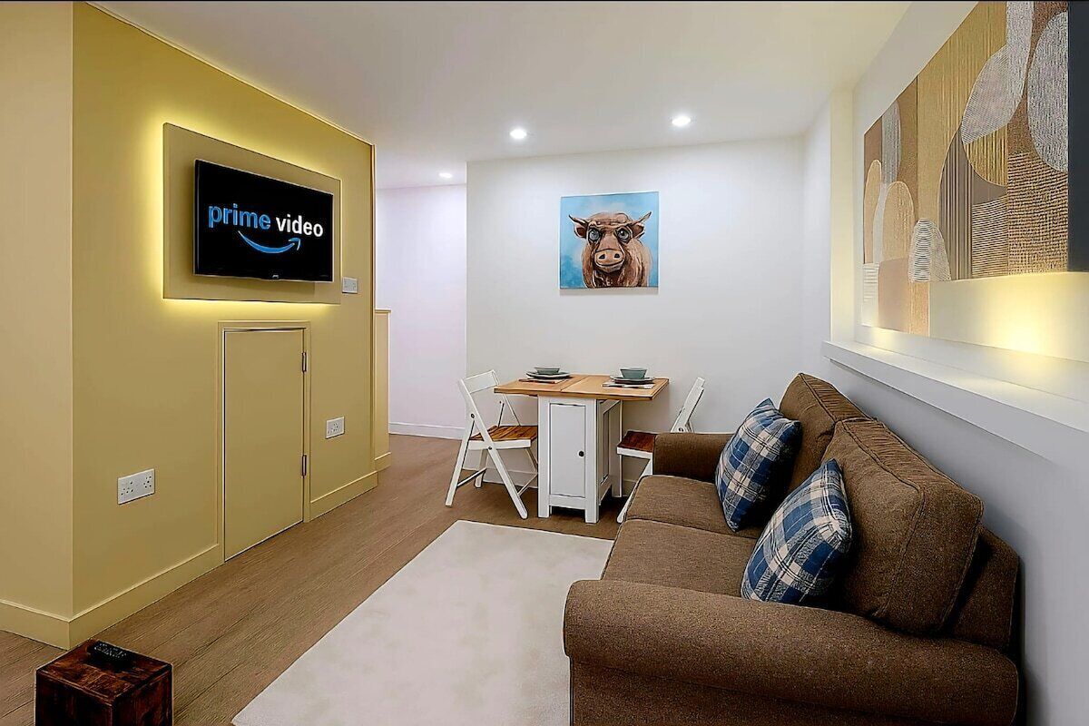 House (Modern Comforts – 4 Bedroom Home fo) | Living room