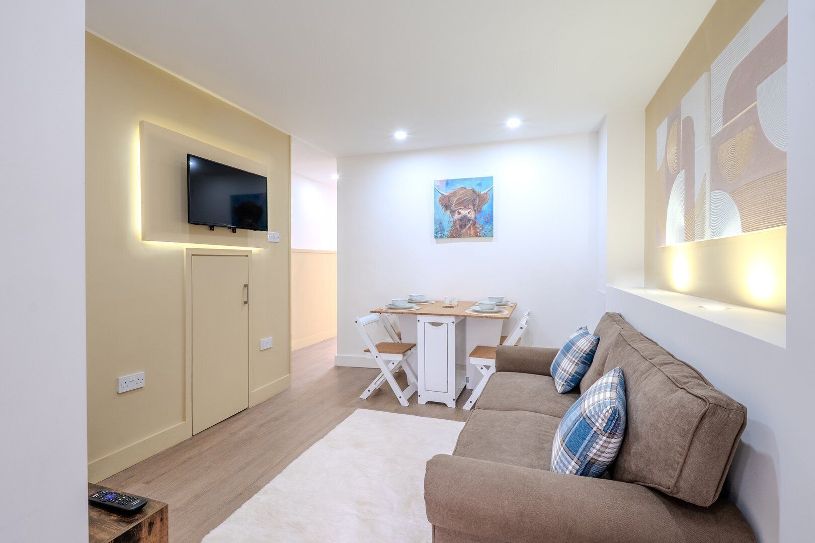 House (Modern Comforts – 4 Bedroom Home fo) | Living room