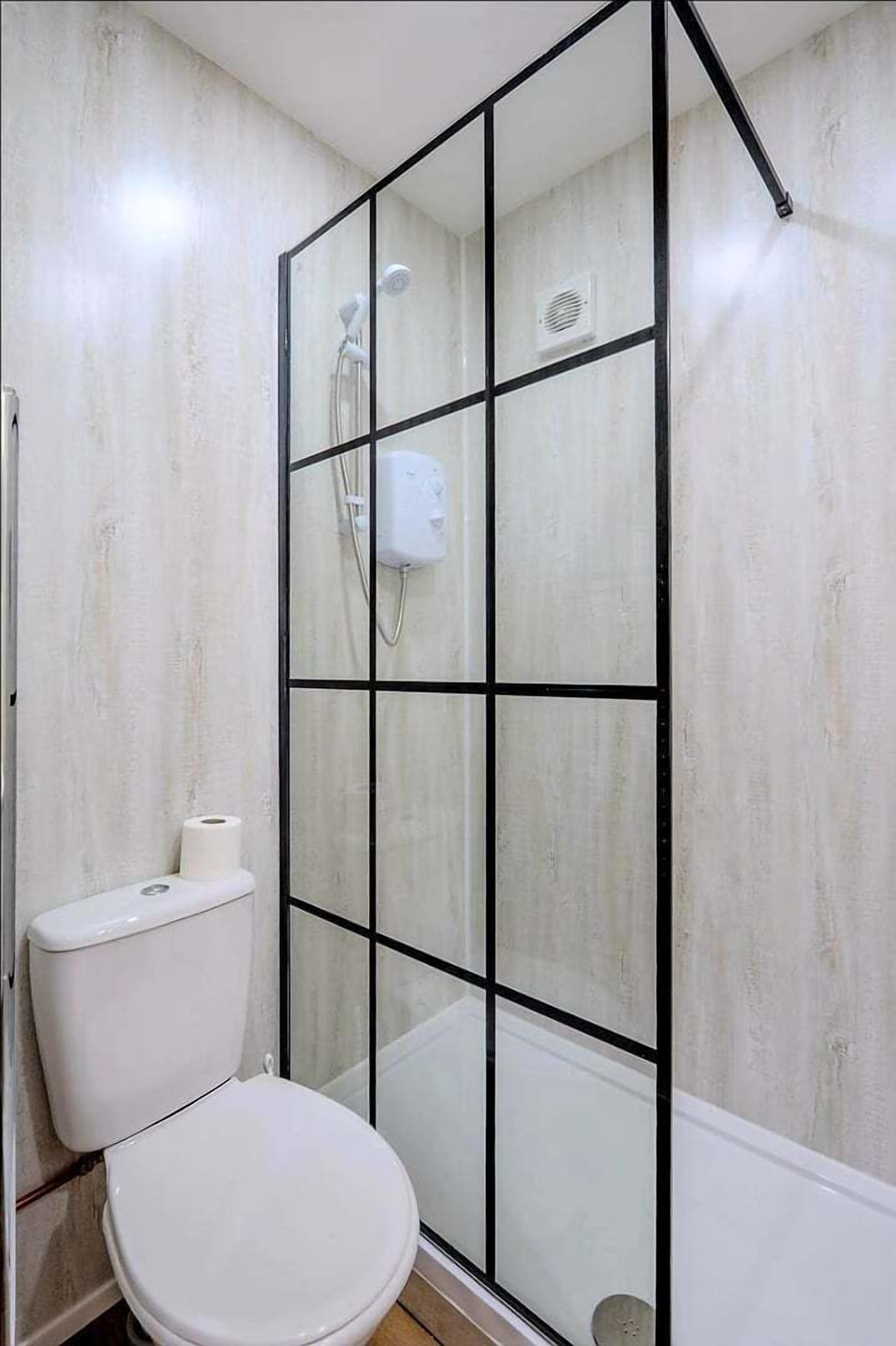 Hus (Modern Comforts – 4 Bedroom Home fo) | Badrum