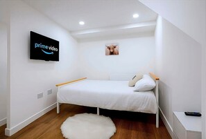 House (Modern Comforts – 4 Bedroom Home fo) | 4 bedrooms, free WiFi - Modern Comforts 4 Bedroom Home for Work & Play (Swansea)