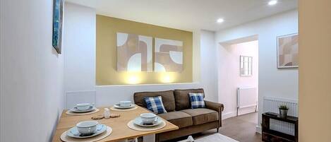 Maison (Modern Comforts â 4 Bedroom Home fo) | Salle de sĂ©jour | TĂ©lĂ©viseur