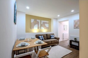 Casa (Modern Comforts – 4 Bedroom Home fo) | Sala de estar | TV