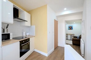 House (Modern Comforts – 4 Bedroom Home fo) | Private kitchen - Modern Comforts 4 Bedroom Home for Work & Play (Swansea)