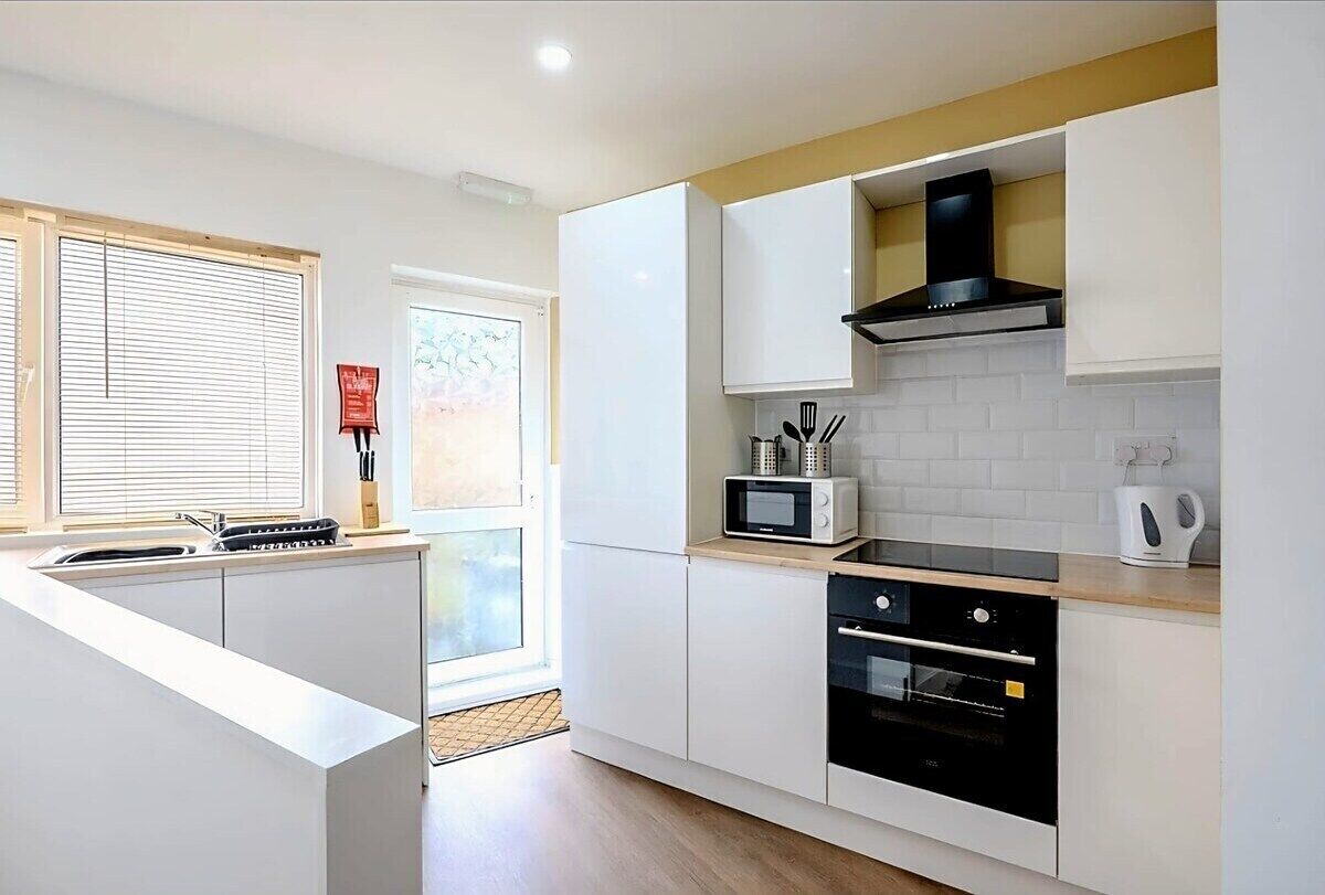 House (Modern Comforts – 4 Bedroom Home fo) | Private kitchen