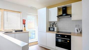 House (Modern Comforts – 4 Bedroom Home fo) | Private kitchen
