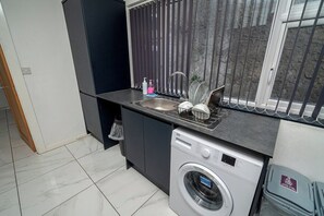 House (Spacious 3 Bed Home in the heart of S) | Private kitchen - Spacious 3 Bed Home in the Heart of Swansea (Swansea)