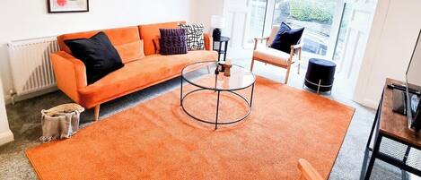 House (Spacious 3 Bed Home in the heart of S) | Living room | Flat-screen TV