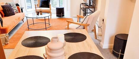 House (Spacious 3 Bed Home in the heart of S) | Dining